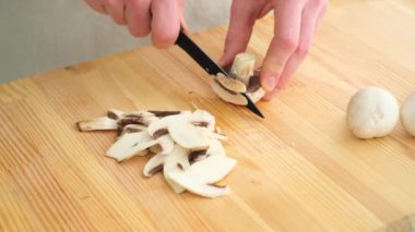 Erkek eli mantar kesiyor.