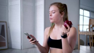 Çalışmadan sonra telefon edip elma yiyen güzel bir kadın.