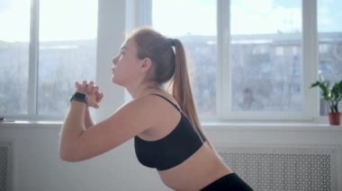 Güzel sarışın kız çömeliyor.