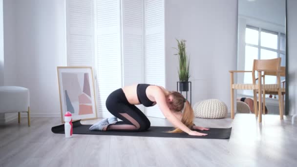 Mujer en ropa deportiva está practicando yoga — Vídeos de Stock