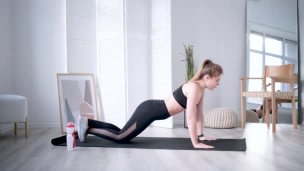 Vrouw doet push-ups en plank — Stockvideo