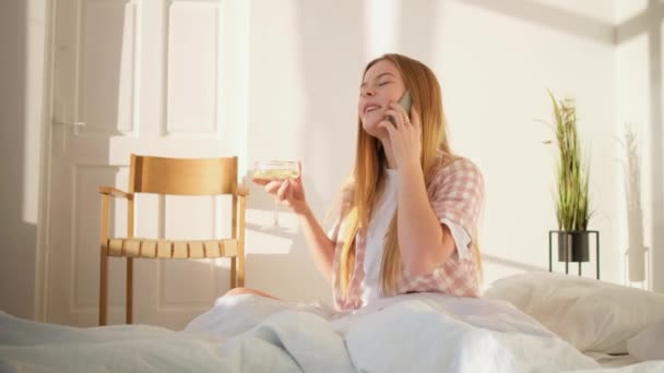 Vrouw aan het bellen in bed — Stockvideo