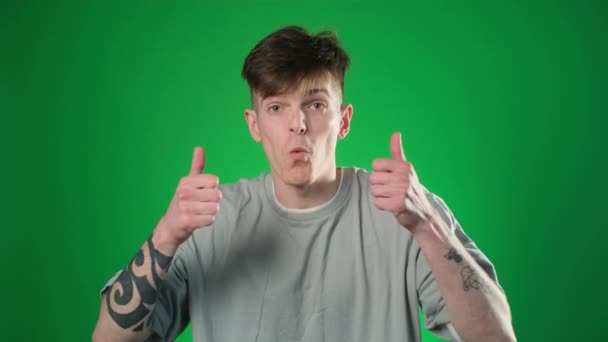 Mladý Pohledný Pozitivní Muž Ukazuje Palce Nahoru Třesoucí Izolované Přes — Stock video