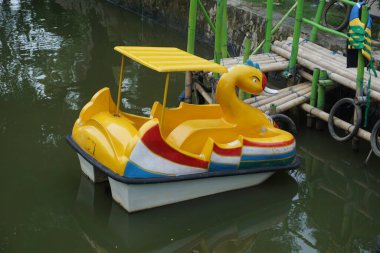 Eşsiz bir ördek teknesi oyuncağı, sarı renk.