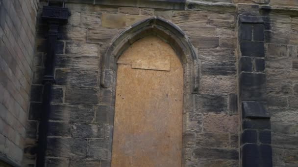 Vieille église anglaise endommagée fenêtre barricadée — Video