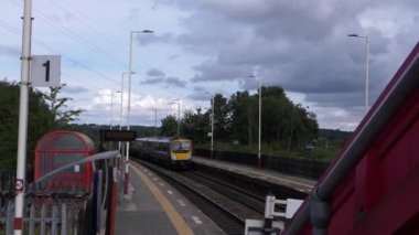 Tren tren istasyonuna yaklaşıyor.