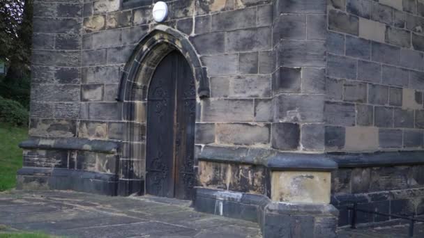 St. Michaels Kilisesi 'nin eski İngiliz kilisesi kapısı Dewsbury — Stok video