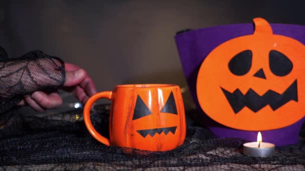Hexe greift zu Halloween nach ihrem Gebräu — Stockvideo
