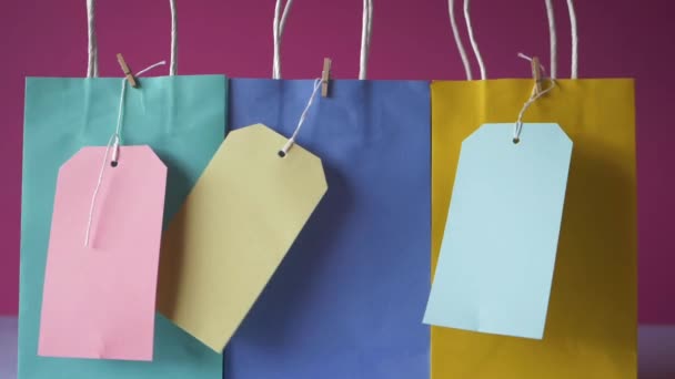 Sacos de presente de aniversário coloridos com etiquetas e etiquetas — Vídeo de Stock