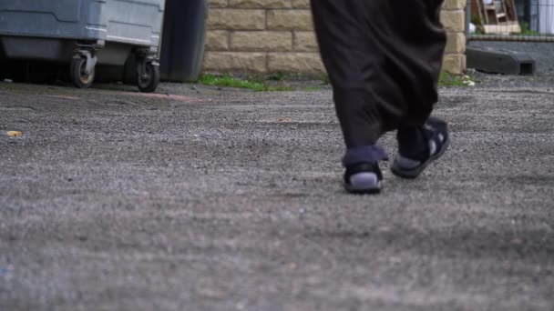 Hombre con vestido musulmán tradicional camina por la calle — Vídeos de Stock