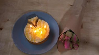 Mumlu ve pembe güllü doğum günü pastası