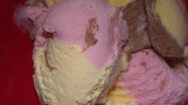 Farklı aromalı Napolitan dondurması.