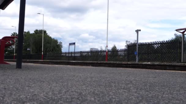 Estación de tren vacía en Inglaterra — Vídeos de Stock