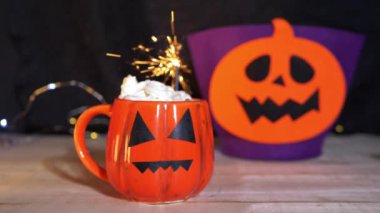 Cadılar Bayramı süslemeleri ve maytaplarla mayalanır.