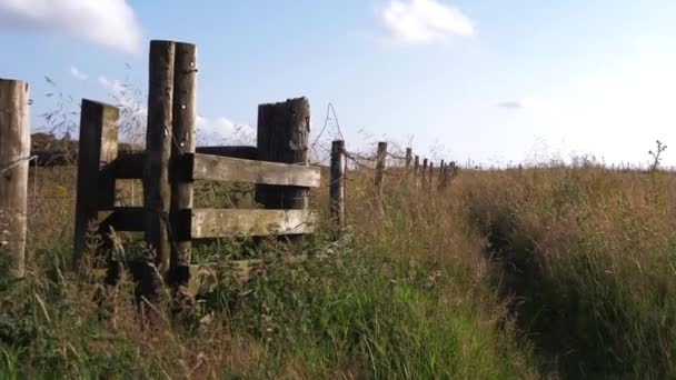 Portail rustique dans le Yorkshire Peak District paysage de campagne — Video