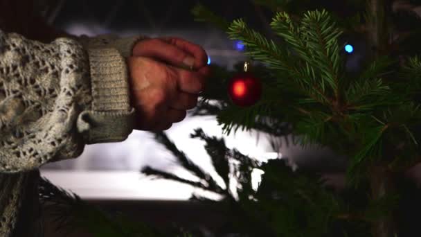 Hånd Udsmykning Juletræ Med Kugler Medium Skud Selektiv Fokus Slow – Stock-video