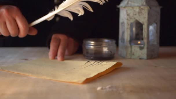 Χέρι τελειώνει το έγγραφο γραφής με φτερό πένα — Αρχείο Βίντεο