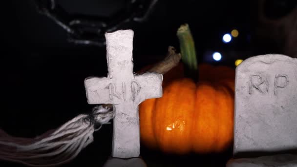 Calabaza de Halloween en un cementerio fondo oscuro — Vídeo de stock