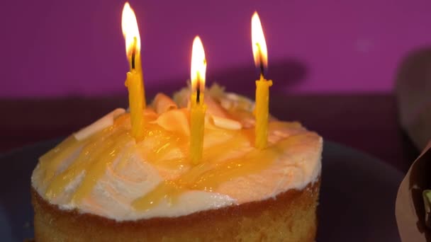 Праздничный торт со свечами — стоковое видео