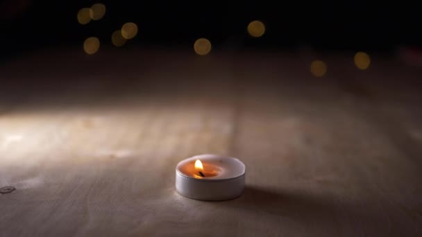Jednoduchá čajová svíčka na pozadí bokeh — Stock video