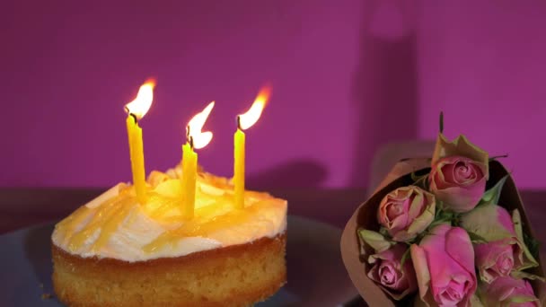 Bolo de aniversário com velas e rosas rosa — Vídeo de Stock