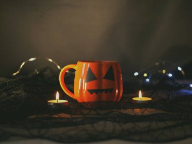 Cadılar Bayramı 'nda cadılar karanlık arka planda demlenir.