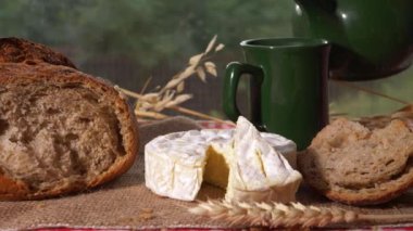 Camembert peyniri ve bir somun ekmekle çay servisi.