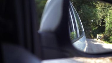 Araba kanadı aynasında kır yolu manzarası
