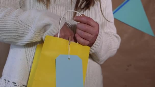 Femme regardant dans un sac-cadeau pour la surprise à la fête — Video