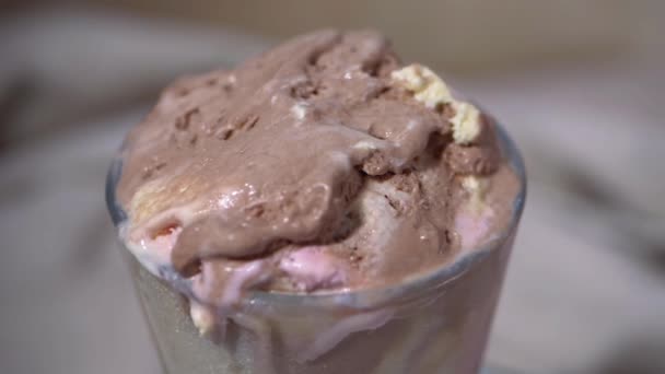 Мороженое в стакане — стоковое видео