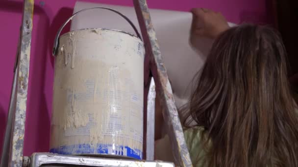 用纸张和油漆装饰房子 — 图库视频影像