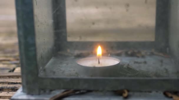 Dusty oude glazen lantaarn met kaars branden — Stockvideo