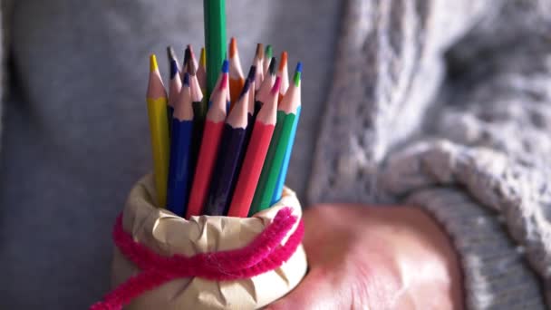 Entregar escolher entre a seleção de lápis coloridos — Vídeo de Stock