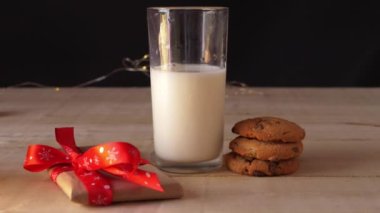 Noel arifesinde Noel Baba için süt ve kurabiye. 