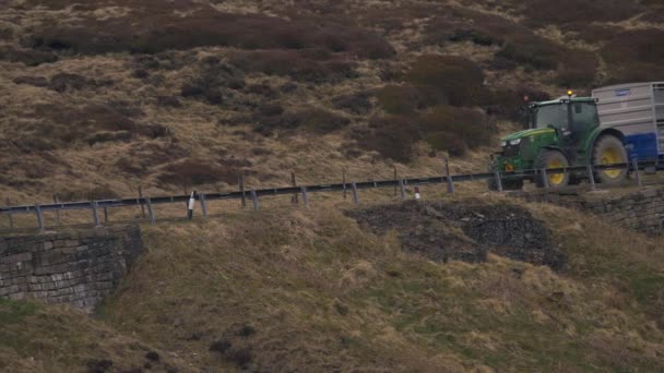 Traktor projíždí kopcovitým terénem v Yorkshire — Stock video