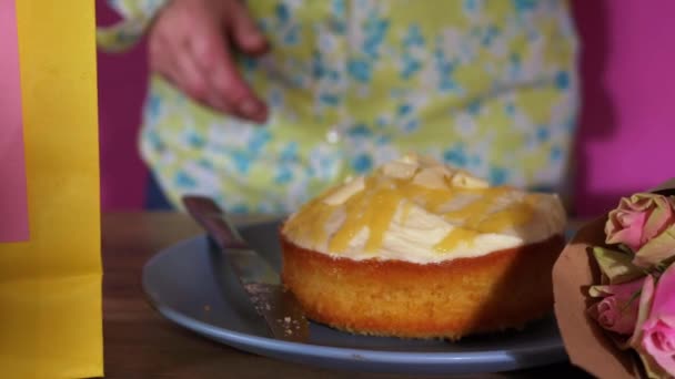 Kvinna förbereder kakor och blommor för födelsedag — Stockvideo