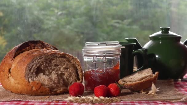 Frukost med färskt bröd te och sylt — Stockvideo