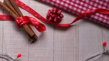 Tahta arka plana paketlenmiş bir Noel hediyesi yerleştiriyorum.
