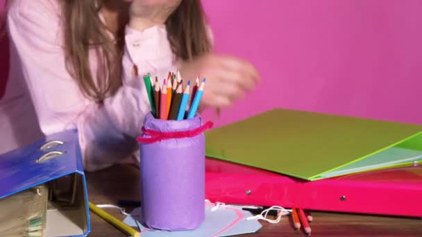 Mulher entediada na mesa de escritório bagunçado — Vídeo de Stock