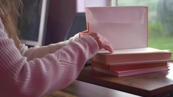 Student schließt ein Buch im Fenster — Stockvideo