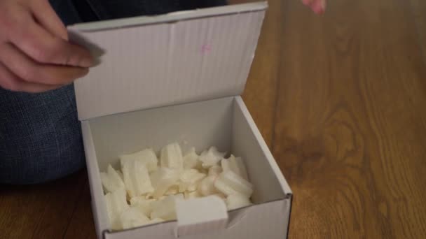 Παράδοση έκπληξη σε ένα κουτί — Αρχείο Βίντεο