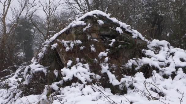 Gebroken gammele ingestorte houten schuur in de winter scene na sneeuwval — Stockvideo