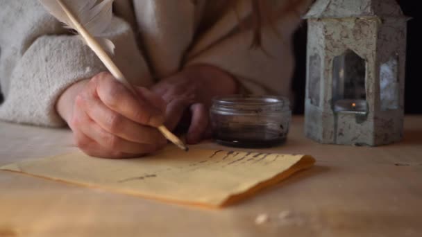 Psaní dopisu s peřím a perem — Stock video