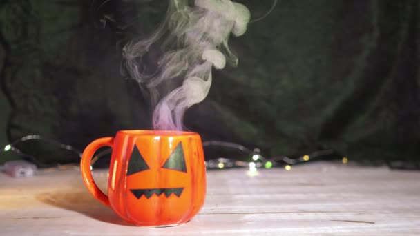 ハロウィンのカボチャのマグカップで醸造された魔女 — ストック動画