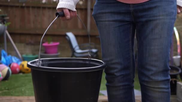 Ruce nesoucí plastový kbelík — Stock video