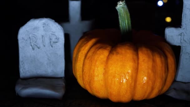 Mezarlık arka planında Cadılar Bayramı balkabağı — Stok video