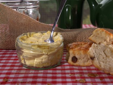 Taze pıhtılaşmış krema ve taze pişmiş çörek.