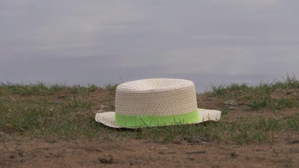 Соломенная шляпа, оставленная водой — стоковое видео