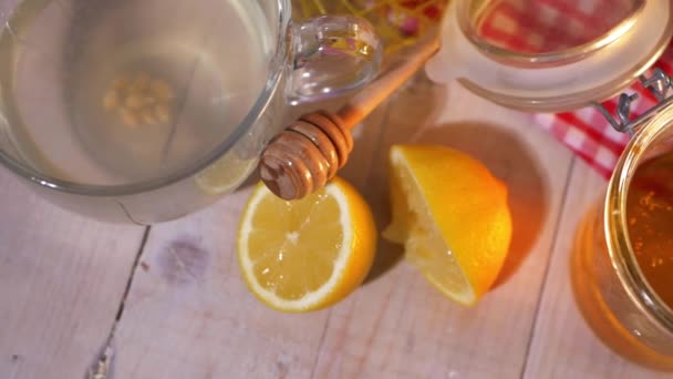 Remedio casero para el resfriado y la gripe con miel y limón — Vídeos de Stock