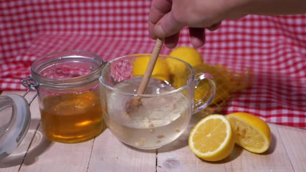 Fazer uma bebida quente de limão e mel para remédio frio natural — Vídeo de Stock